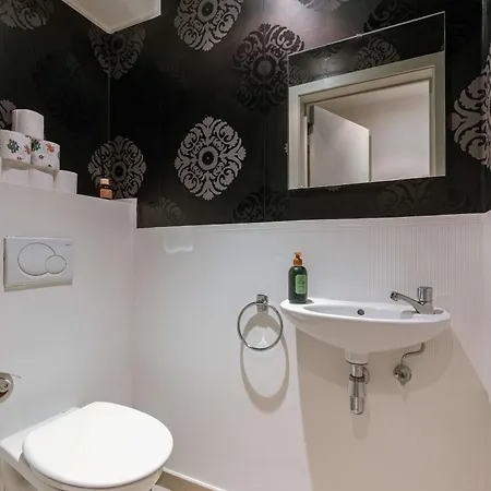 Cozy With Balcony With Parking 아파트 데한